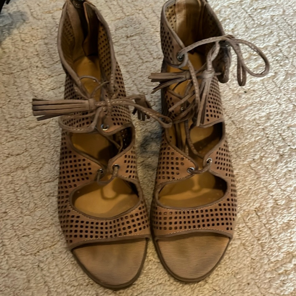 Feanco Sarto lace up block heel sandal